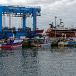 Im Hafen von Le Guilvinec ist es mit Hilfe eines großen Kranes, Fischtrawler wie im Trockendock zu versorgen