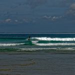 Eine großzügige Kurve auf dem Surfbrett am Plage de Pors Carn