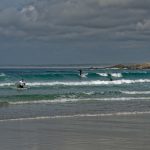 Die kräftige Brandung am Plage de Pors Carn macht den Surfern Spaß