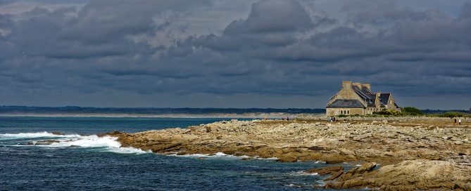 Auf den Rochers, den Felsen von St. Guénolé in Richtung des Plage de Pors Carn / Plage de la Torche