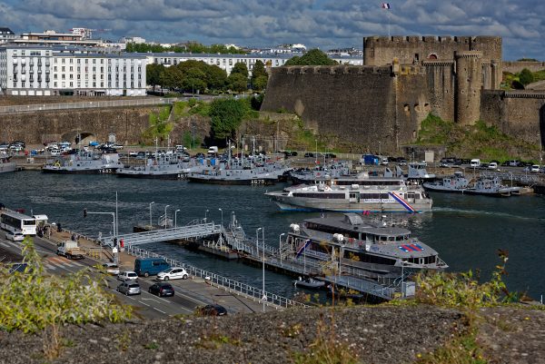 In Brest ein Blick vom Jardin des Explorateurs über den Penfeld auf die Festung von Brest, das heute unter anderem das Musée de la Marine au Château de Brest beherbergt