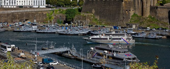 In Brest ein Blick vom Jardin des Explorateurs über den Penfeld auf die Festung von Brest, das heute unter anderem das Musée de la Marine au Château de Brest beherbergt