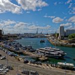 In Brest der Blick über 'La Penfeld' in Richtung Hafenausgang. Links die Festung, rechts 'La Tour Tanguy'