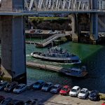 Ein Boot der französischen Marine unterquert die Hubbrücke 'Pont de la Recouvrance. Diese befindet sich allerdings in ihrer Basisstellung