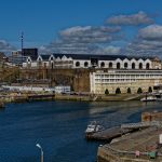 Blick über La Penfeld auf Verwaltungsgebäude der französischen Marine mit Trockendock links daneben