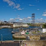 Brest: Im Vordergrund ein weiteres Trockendock, in der Bildmitte Verwaltunbgsgebäude der französischen Marine, im Hintergrund nach Kriegsende enstandene Wohngebäude