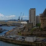 In Brest La Tour Tanguy und Wohngebäude. Im Hafenbecken hinter den Kränen liegt die Base Navale der französischen Marine