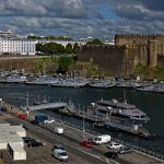 In Brest von der gegenüberliegenden Seite aus Festung, Hafenanlage und Nachkriegsbauten