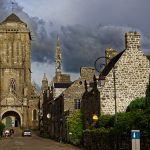 Die Hauptstraße von Locronan mit der Kirche Saint Ronan am Ende