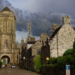 Die Hauptstraße von Locronan mit der Kirche Saint Ronan am Ende