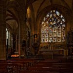 In der Kirche Saint-Ronan in Locronan der Blick auf den Altar