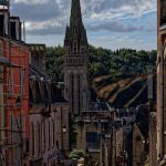 In Quimper vom Collège Tour d’Auvergne aus auf der Rue Élie Freron die Türme der Kthedrale Saint-Corentin