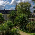 In Quimper im Jardin de la Retraite, die Türme der Kathedrale im Hintergrund