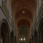 Das Hauptschiff der Kathedrale und Basilika Saint Corentin in Quimper hat einen deutlichen Knick, der möglicherweise der langen Bauzeit geschuldet ist