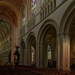 Deutlich zu erkennen sind die Galerien in der Kathedrale Saint Corentin in Quimper, aus welchen man in Haupt- und Seitenschiff blicken kann