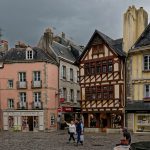 Für den gewissenhaften Fotografen ist es äußerst schwierig, die in der Altstadt von Quimper entstandenen Fotos einigermaßen plausibel und optisch ansprechend zu entzerren