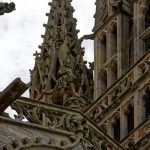 Das Reiterstandbild von König Gradlon, dem vorgeblichen Gründer Quimpers, zwischen den beiden Türmen der Kathedrale Saint Corentin in luftiger Höhe