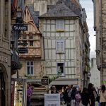 Diese Ansicht des Fachwerkhauses in der Altstadt von Quimper vermittelt wegen seines Bildausschnittes einen völlig anderen Eindruck, als das Bild zuvor