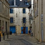 Die alten Fensterläden an den Häusern in der Altstadt von Quimper sind zumeist blau gestrichen