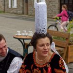 Unverhofftes Treffen in Locronan auf eine Trachtengruppe. Die Coiffe ist auf dem Foto kaum unterzubringen