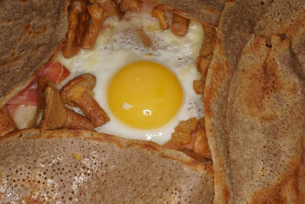 Galette Complète mit Pfifferlingen, Ausschnitt