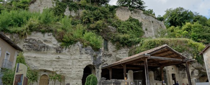 Der Eingang in die Église Monolithe Saint-Jean