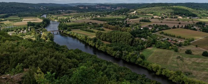 Hoch über der Dordogne gelegen