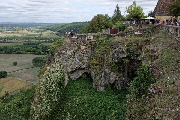 Das Plateau, auf dem Domme erbaut wurde, ist voller Löcher