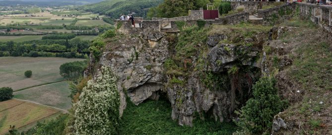 Das Plateau, auf dem Domme erbaut wurde, ist voller Löcher