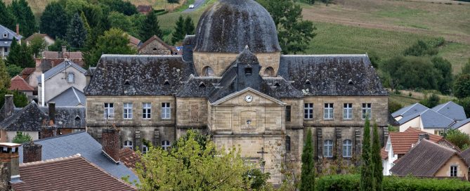 Das Hospital (Hôtel-Dieu) von Hautefort vom Schloss aus gesehen