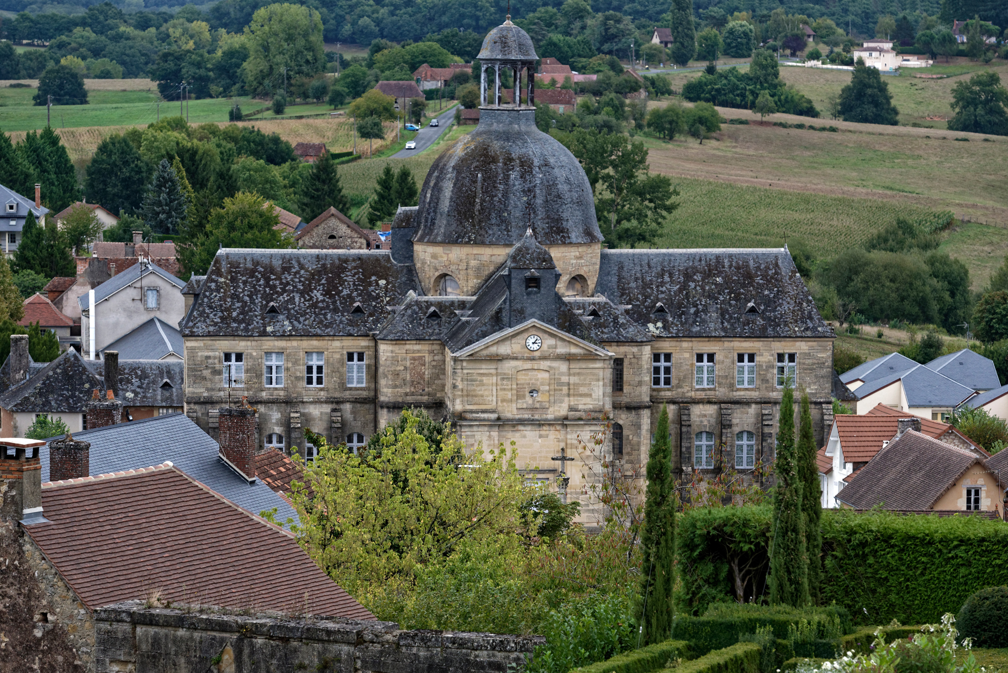 Das Hospital (Hôtel-Dieu) von Hautefort vom Schloss aus gesehen