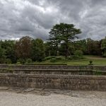 Hinter dieser uralten Libanonzeder ertreckt sich über 30 ha ein englischer Landschaftsgarten mit See