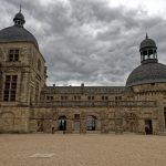 Auf der rechten Seite der später dazugebaute Turm mit der Kapelle