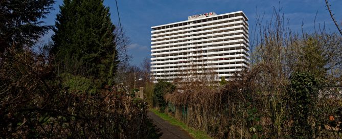 Das Hochhaus des Bonn-Centers von den Schrebergärten jenseits der Bahnlinie aus gesehen. Es steckt in den Vorbereitungen für die Sprengung