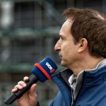 WDR Lokalzeit-Reporter Ralf Henscheidt berichtet live von der Reuterbrücke aus