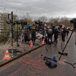 Die Presse auf der Reuterbrücke wartet auf den Big Bang