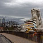 Das Hochhaus neigt sich dem Fallbett zu, weg von der Bahnlinie