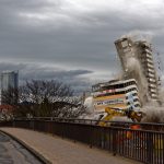 Eigentlich müssten mittlerer Turm und Treppenhaus auch in sich zusammenstürzen, zumindest sich dem Fallbett zuwenden