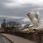 Nur noch Treppenhaus und Mittelturm fallen, der Rest hat den Boden fast erreicht