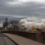 Das Hochhaus des Bonn-Centers wurde gesprengt und ist in einer riesigen Staubwolke in sich zusammengestürzt