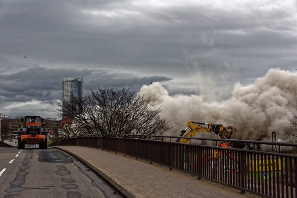 Das Hochhaus des Bonn-Centers wurde gesprengt und ist in einer riesigen Staubwolke in sich zusammengestürzt