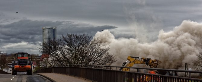 Das Hochhaus des Bonn-Centers wurde gesprengt und ist in einer riesigen Staubwolke in sich zusammengestürzt