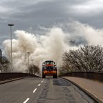 Die Staubwolke wandert über die B9 hinweg