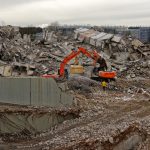 Vorsichtshalber wird beim Zerkleinern Wasser gegen den Staub gespritzt