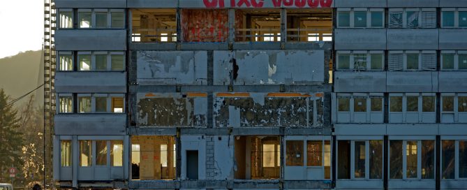 Vorbereitung für den Abriss: Das Bonn-Center-Hochaus sieht aus wie eine Ruine