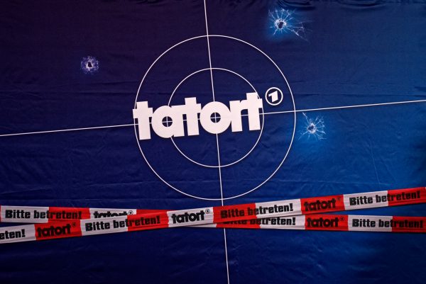 Tatort-Logo auf der Hintergrundwand für den Pressetermin