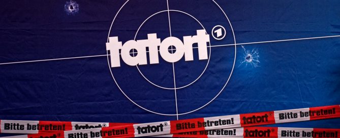 Tatort-Logo auf der Hintergrundwand für den Pressetermin
