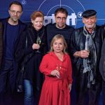 Von links nach rechts: Matthias Bundschuh (Roland Wenger), Aleksandar Jovanovic (Zoltan Rajinovic/G.O.D.), Gertie Honeck (Nika Wenger), Jan Josef Liefers (Pathologe Karl-Friedrich Boerne), ChrisTine Urspruch (Silke "Alberich" Haller), Claus D. Clausnitzer ("Vadder" Herbert Thiel) und Axel Prahl (Kommissar Frank Thiel)