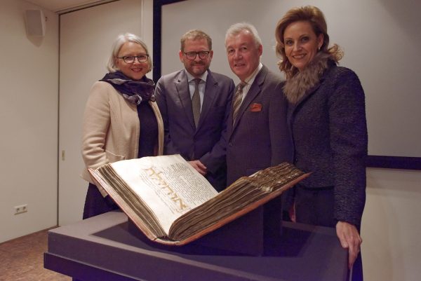 Milena Karabaic (LVR-Dezernentin für Kultur und Landschaftliche Kulturpflege, links), Prof. Dr. Emile Schrijver (Generaldirektor dews Joods Historisch Museum, 2.v.l.) Prof. Dr. Jürgen Wilhelm (Vorsitzender der Landschaftsversammlung, 3.v.l.) sowie Ulrike Lubek (Direktorin des LVR, rechts)