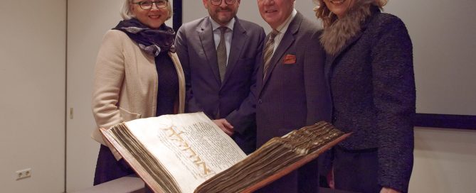 Milena Karabaic (LVR-Dezernentin für Kultur und Landschaftliche Kulturpflege, links), Prof. Dr. Emile Schrijver (Generaldirektor dews Joods Historisch Museum, 2.v.l.) Prof. Dr. Jürgen Wilhelm (Vorsitzender der Landschaftsversammlung, 3.v.l.) sowie Ulrike Lubek (Direktorin des LVR, rechts)